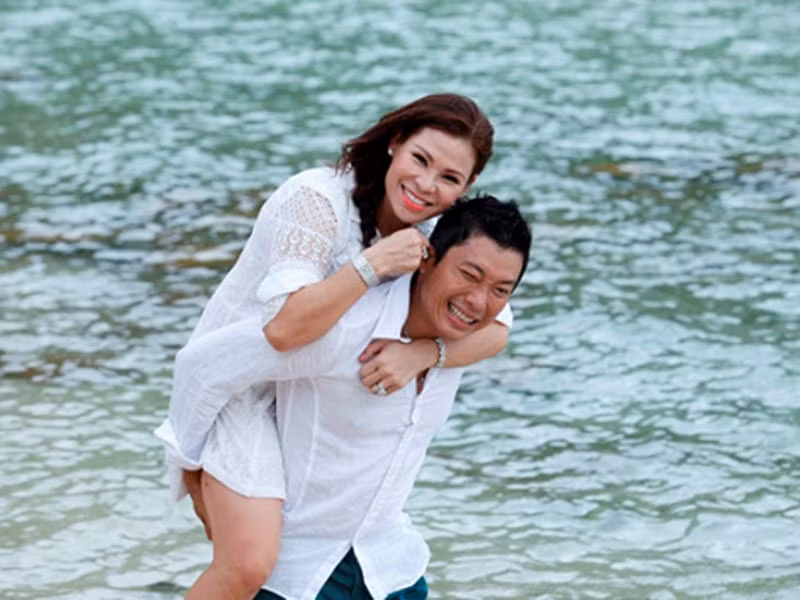 Bà xã của Kinh Quốc bằng tuổi chồng, là doanh nhân, từng qua một lần đò và có hai con riêng. Theo Kinh Quốc, vợ anh không hoạt động nghệ thuật nhưng quen biết nhiều bầu show, người nổi tiếng. Ảnh: Ngôi sao