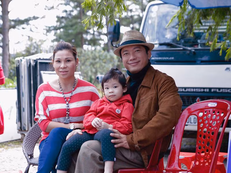 Kinh Quốc rất hiếm đưa hình vợ con lên trang cá nhân vì ngại cuộc sống riêng tư của mình bị ảnh hưởng. Ảnh: Khám phá