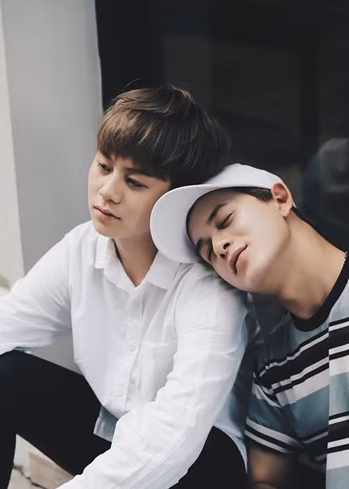 Bảo Hân - nữ diễn viên trẻ đóng vai Ánh Dương trong "Về nhà đi con" hiện dính như sam với Quang Anh.