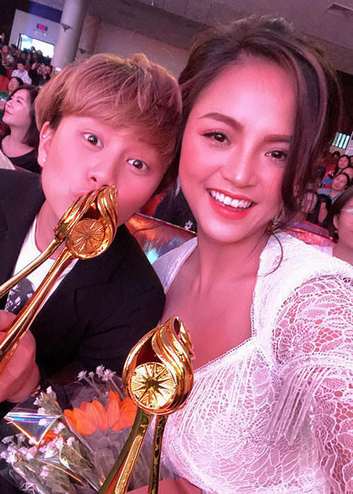 Đóng vai Huệ trong "Về nhà đi con", Thu Quỳnh gặt hái nhiều thành công sau khi phim kết thúc. Mới đây, cô đoạt giải Nữ diễn viên xuất sắc tại Liên hoan Truyền hình toàn quốc 2019.