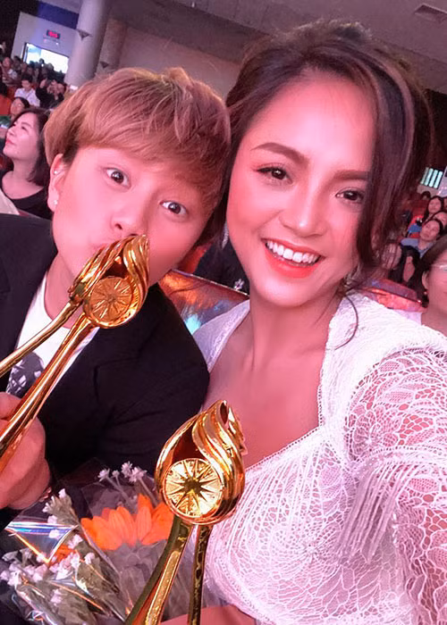 Đóng vai Huệ trong "Về nhà đi con", Thu Quỳnh gặt hái nhiều thành công sau khi phim kết thúc. Mới đây, cô đoạt giải Nữ diễn viên xuất sắc tại Liên hoan Truyền hình toàn quốc 2019.