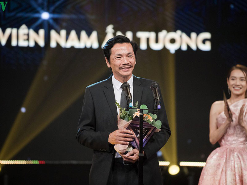 Sau khi "Về nhà đi con" kết thúc, "bố Sơn" được trao tặng danh hiệu nghệ sĩ nhân dân vào tháng 8/2019. 1 tháng sau đó, nghệ sĩ Trung Anh đoạt giải Nam diễn viên ấn tượng với vai diễn trong "Về nhà đi con".