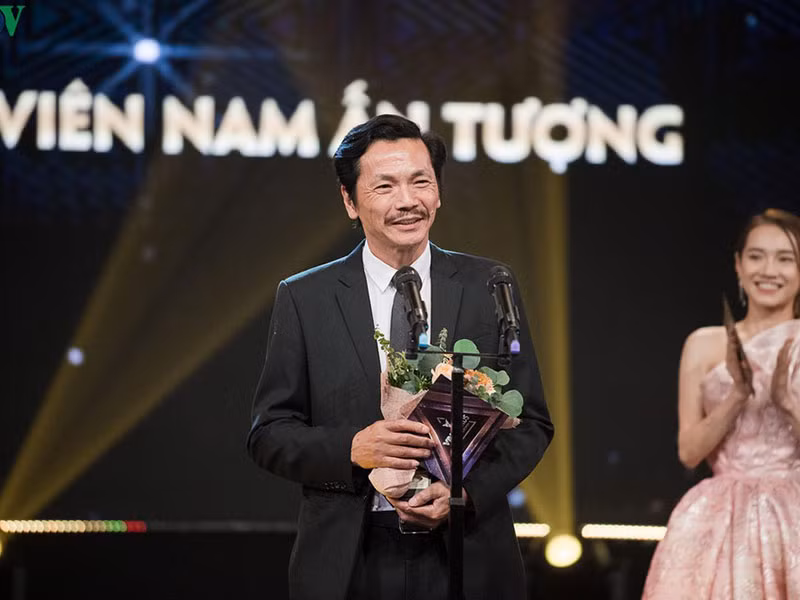 Sau khi "Về nhà đi con" kết thúc, "bố Sơn" được trao tặng danh hiệu nghệ sĩ nhân dân vào tháng 8/2019. 1 tháng sau đó, nghệ sĩ Trung Anh đoạt giải Nam diễn viên ấn tượng với vai diễn trong "Về nhà đi con".