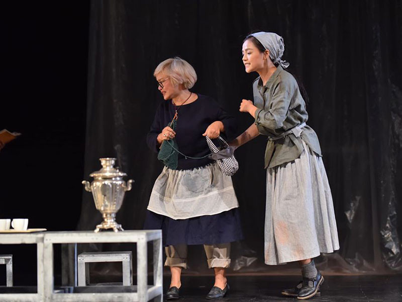 Hồi tháng 10/2019, Thu Quỳnh đoạt giải vàng diễn viên tại Liên hoan sân khấu thử nghiệm 2019 cho vai diễn Sonia trong vở "Cậu Vanya".