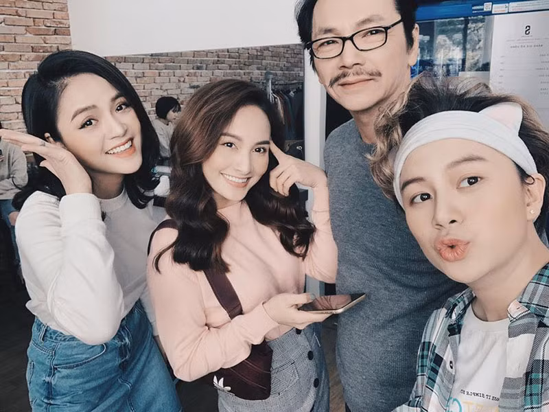 Các nghệ sĩ tham gia phim "Về nhà đi con" giữ mối quan hệ khá thân thiết dù phim đã kết thúc từ lâu.