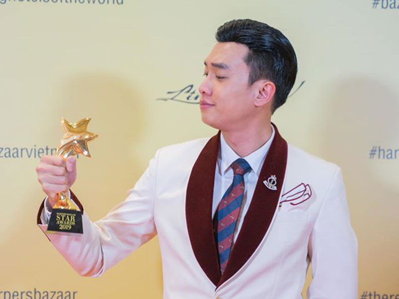 Sau khi "Về nhà đi con" kết thúc, nam diễn viên gây chú ý vì thường xuyên thả thính các mỹ nhân Việt như Midu, Mai Phương Thúy, Tiểu Vy.