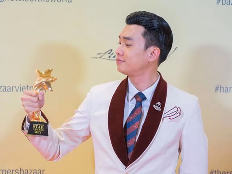 Sau khi "Về nhà đi con" kết thúc, nam diễn viên gây chú ý vì thường xuyên thả thính các mỹ nhân Việt như Midu, Mai Phương Thúy, Tiểu Vy.