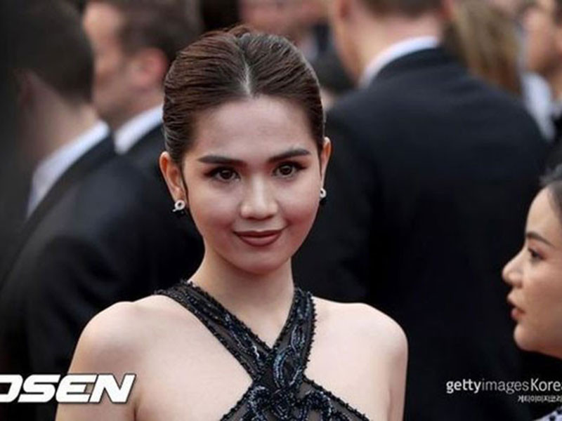 Ngọc Trinh là sao Việt vướng nhiều scandal nhất năm 2019. Hồi tháng 5, cô mặc thô tục trên thảm đỏ Cannes 2019. Không chỉ dư luận trong nước mà khán giả quốc tế cũng "ném đá" Ngọc Trinh.