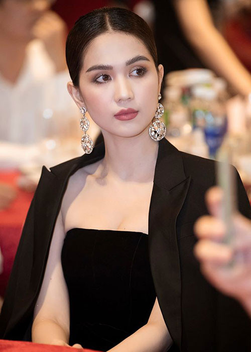 Ngoài gu ăn mặc, Ngọc Trinh còn gây ồn ào bởi phát ngôn. Trong năm 2019, cô bị ném đá vì đăng các triết lý như “Nhan sắc quyết định tất cả, ngôn tình chỉ đến với cô gái có nhan sắc”, “Ngực to không lo chết đói”.