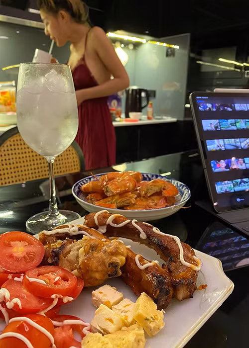 "Em vẫn còn bên anh, sức khỏe và tinh thần em tốt, anh thì vẫn làm kiếm tiền ổn. Ôi thế thì đã hạnh phúc hơn khối người rồi đấy em ạ", Lương Bằng Quang nhắn nhủ đến Ngân 98.