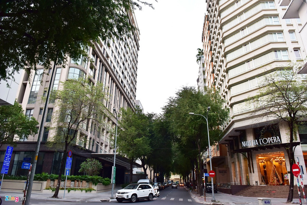 Tòa cao ốc nằm giữa khu vực có nhiều khách sạn 4-5 sao, nhộn nhịp.