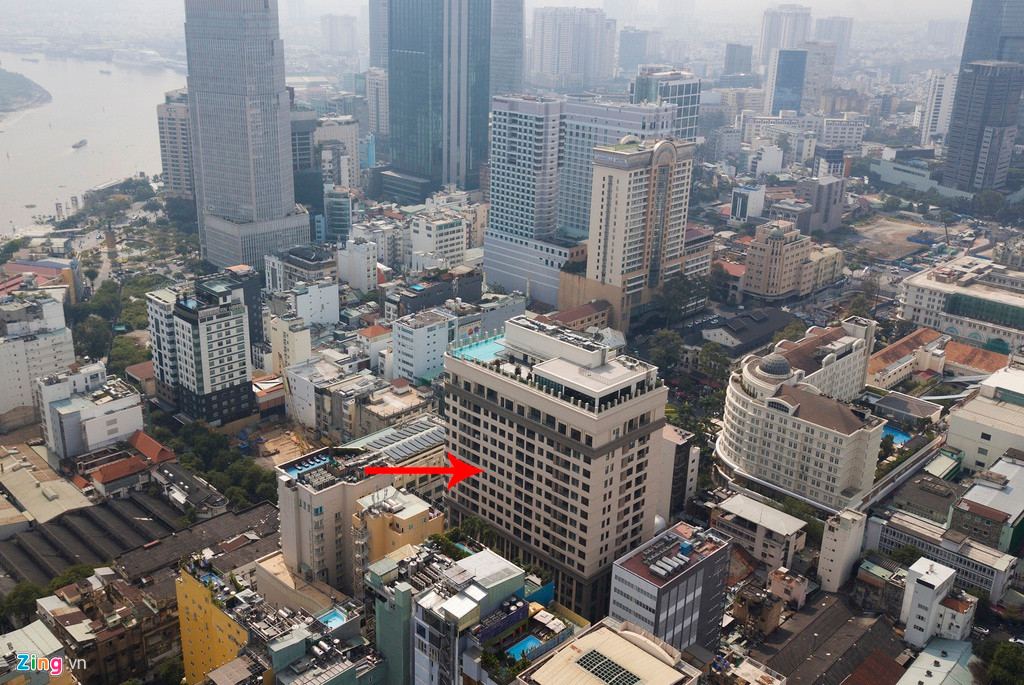 Tòa phức hợp cao 18 tầng Madison cách hướng ra bờ sông Sài Gòn và hướng qua phố đi bộ Nguyễn Huệ cùng khoảng hơn 200 m. Trong ngày 26,27 và 30/12, TAND TP.HCM xét xử ông Nguyễn Hữu Tín và 4 đồng phạm khác do liên quan đến những vi phạm về khu đất này.