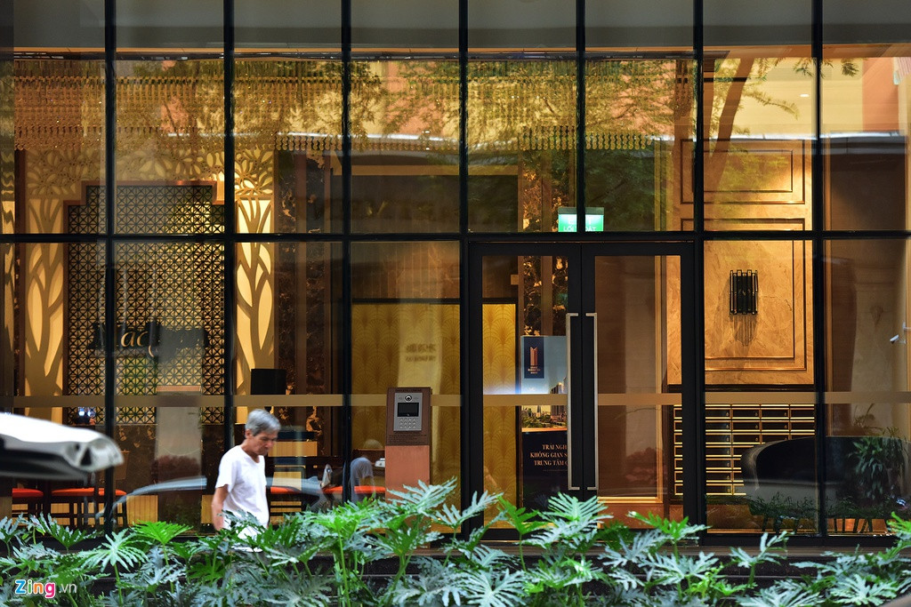 Bên trong sảnh, khu vực lễ tân của tòa cao ốc được thiết kế với nhiều chi tiết cao cấp, sang trọng. Tuy nhiên, hiện chỉ có vài nhân viên, bảo vệ bên trong.