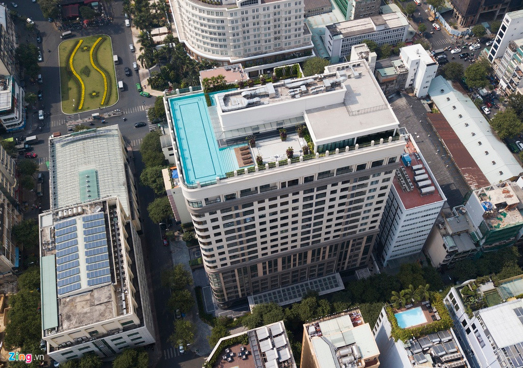 Dự án do công ty Vũ "Nhôm" góp vốn bằng đất, còn đối tác bỏ tiền đầu tư xây dựng. Cuối năm 2015, Công ty TNHH Madison thay thế Công ty Novaland thực hiện toàn bộ quyền, nghĩa vụ liên quan dự án. Hiện cao ốc sang trọng, có hồ bơi trên tầng thượng này đã hoàn thiện bên ngoài.