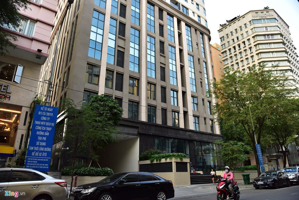 Phía mặt tiền đường Cao Bá Quát của dự án, tuyến đường di chuyển tới Nhà hát thành phố chỉ vài chục mét. Hiện, dự án này còn 56 sản phẩm chưa tiêu thụ, gồm: 16 căn hộ, 18 căn officetel, 1 lô thương mại và 21 căn hộ do Công ty Bắc Nam 79 giữ lại theo hợp đồng bao tiêu sản phẩm đã được ký kết.