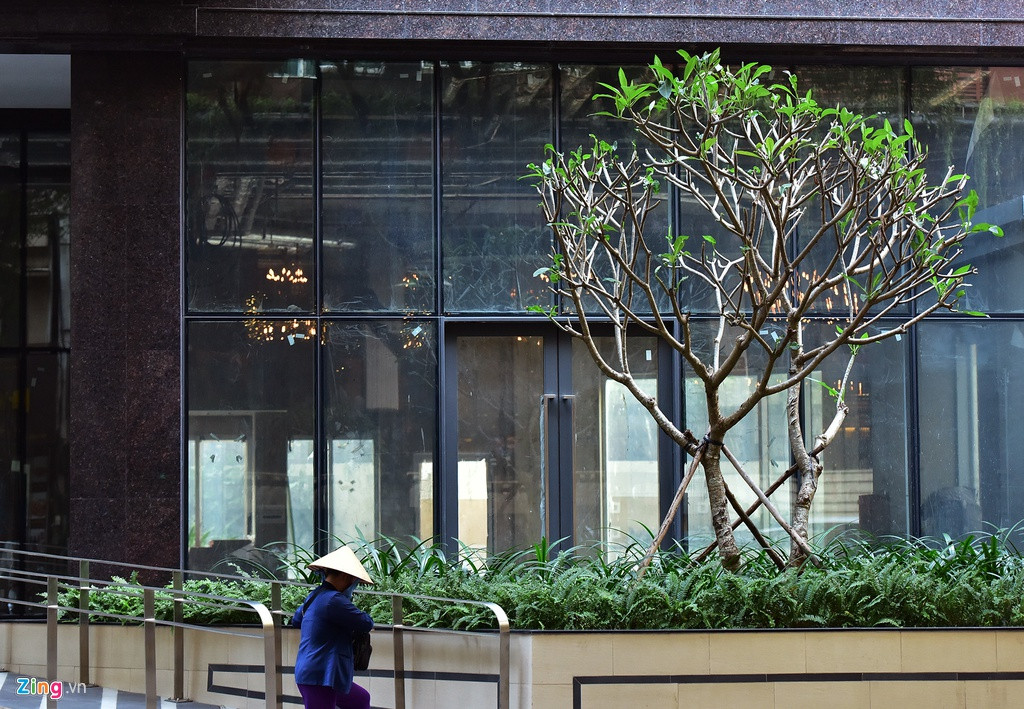 Các căn thương mại tại tầng trệt vẫn đang để trống, chỉ có duy nhất một mặt bằng đang lắp đặt nội thất.