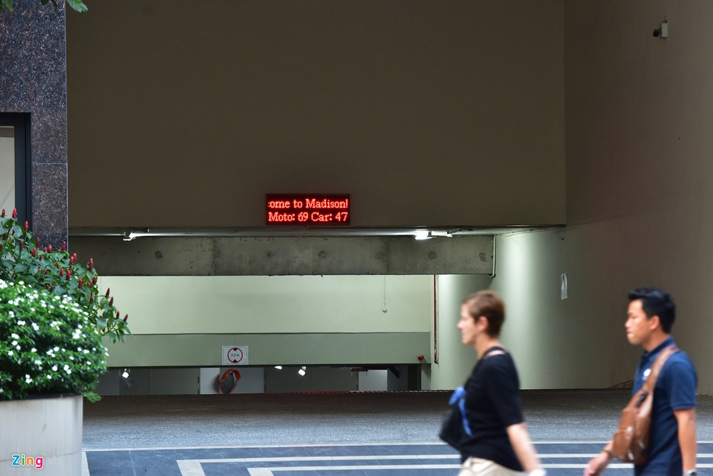 Lối vào tầng hầm khu phức hợp trên tuyến đường này hiển thị tên dự án Madison. Một số người làm việc bên khu phức hợp này cho biết hiện bên trong dự án các công nhân vẫn ra vào thi công, chưa có cư dân sinh sống.