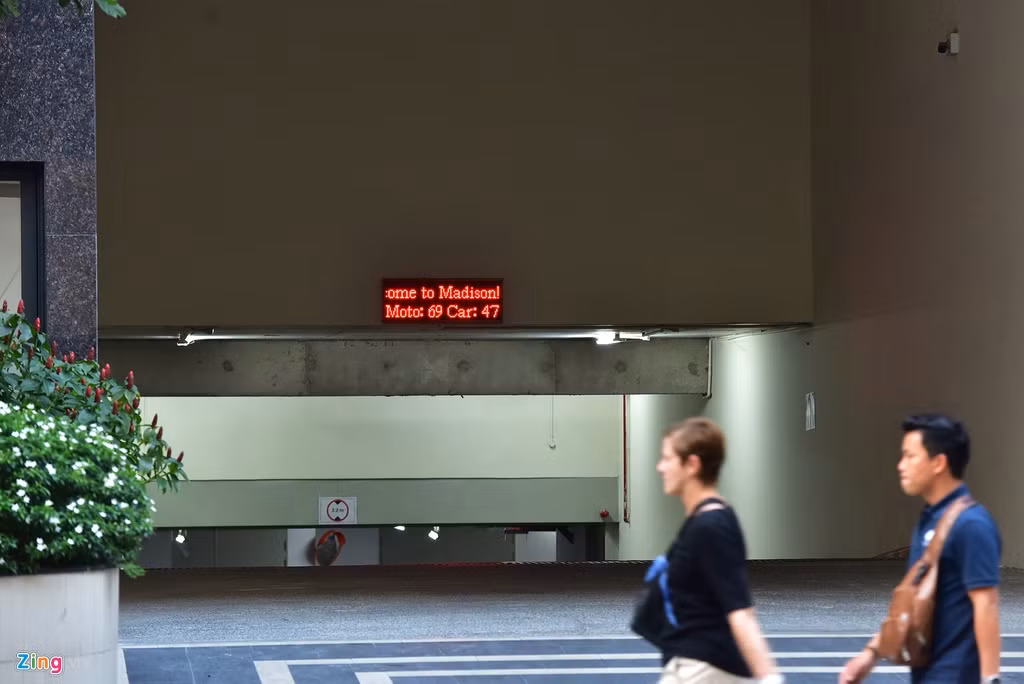 Lối vào tầng hầm khu phức hợp trên tuyến đường này hiển thị tên dự án Madison. Một số người làm việc bên khu phức hợp này cho biết hiện bên trong dự án các công nhân vẫn ra vào thi công, chưa có cư dân sinh sống.