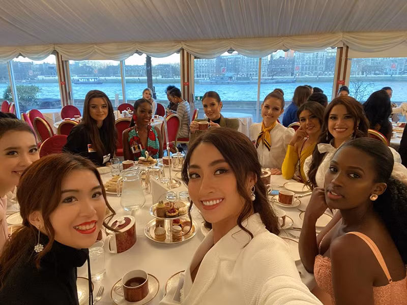 Hoa hậu Lương Thùy Linh luôn thân thiện, cởi mở trong giao tiếp.