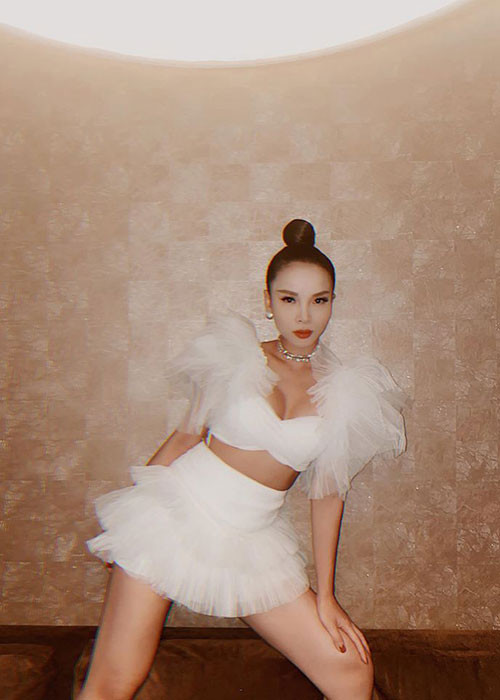 Trên sân khấu, Yến Trang mặc những bộ cánh gợi cảm hết nấc. Ở đời thường, cô cũng chuộng trang phục tôn hình thể.