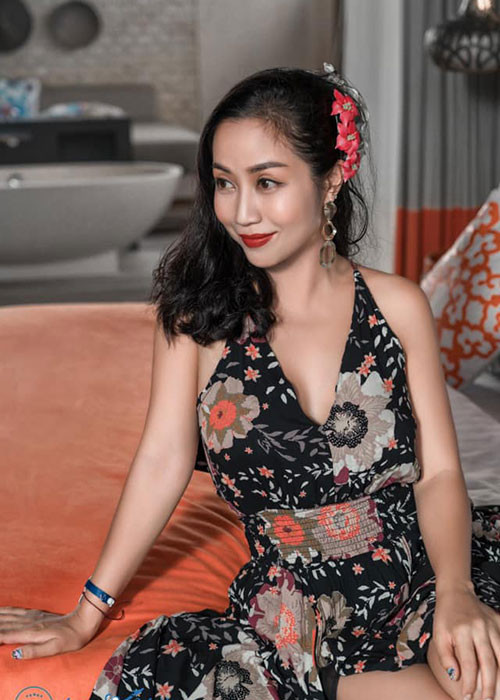 Ở độ tuổi U40, từng 3 lần sinh nở, nữ MC vẫn trẻ trung, gợi cảm vô đối. Mời quý độc giả xem video "Hồ Ngọc Hà lên tiếng về tin đồn ế show, hết thời". Nguồn VTC