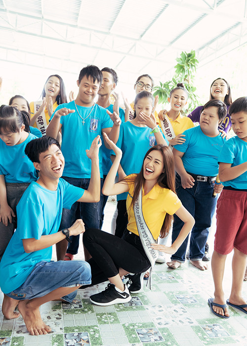 Tân hoa hậu mang lại nhiều tiếng cười cho các em nhỏ.
