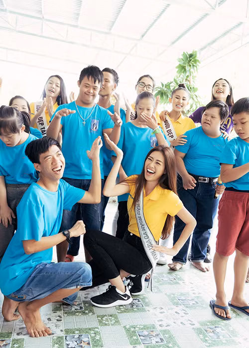 Tân hoa hậu mang lại nhiều tiếng cười cho các em nhỏ.