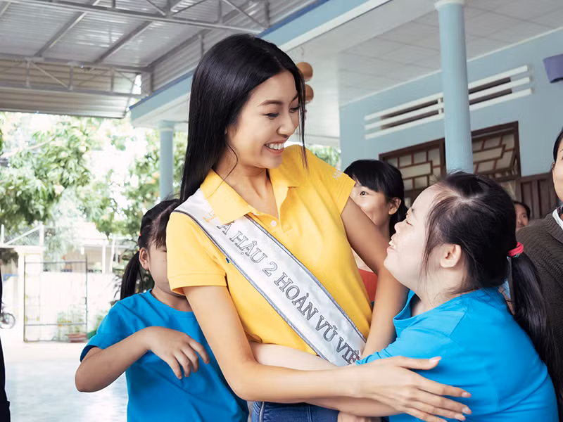 Các người đẹp chiến thắng giải thưởng phụ cũng góp mặt trong chuyến đi từ thiện.