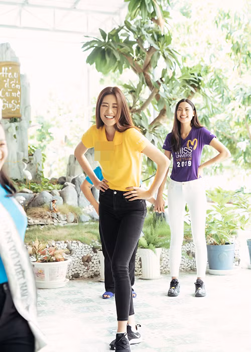 Hoa hậu Khánh Vân còn hướng dẫn các em nhỏ đi catwalk nhằm khích lệ sự tự tin.