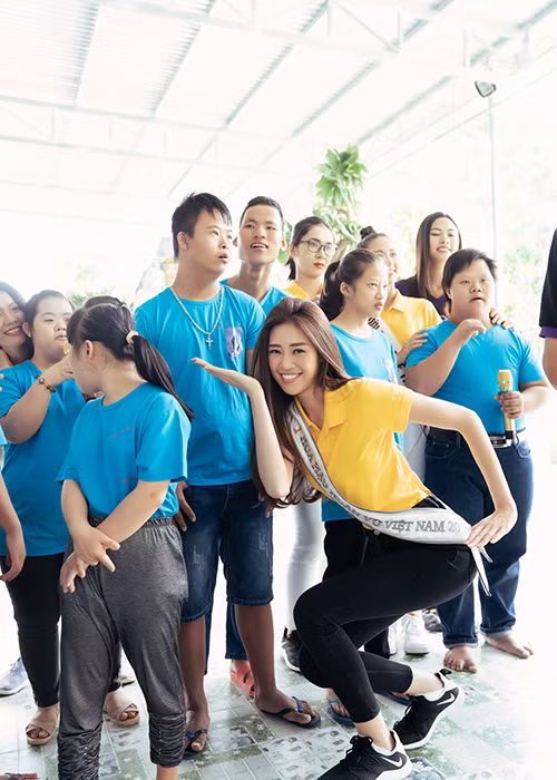 Khánh Vân có nhiều khoảnh khắc nhí nhảnh khi đi từ thiện sau khi đăng quang.