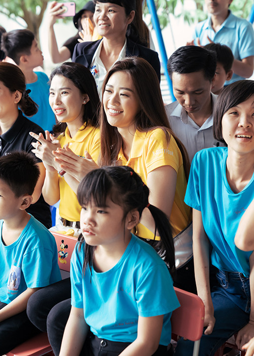 Trong chuyến từ thiện, Khánh Vân diện trang phục giản dị, thân thiện chơi đùa cùng các em nhỏ.