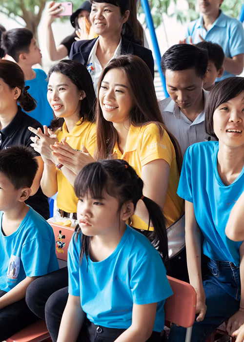 Trong chuyến từ thiện, Khánh Vân diện trang phục giản dị, thân thiện chơi đùa cùng các em nhỏ.