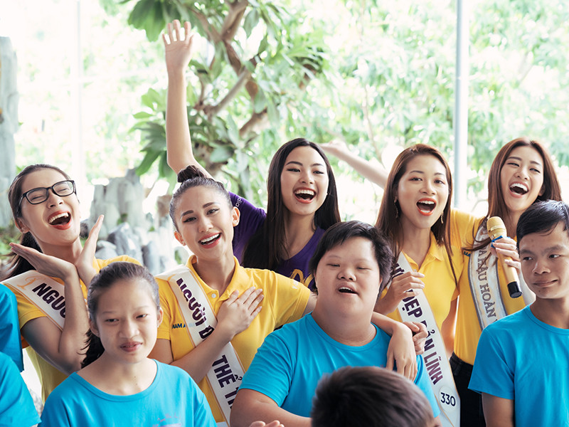 Các người đẹp vừa bước ra từ cuộc thi Hoa hậu Hoàn vũ Việt Nam 2019 vui vẻ ca hát.