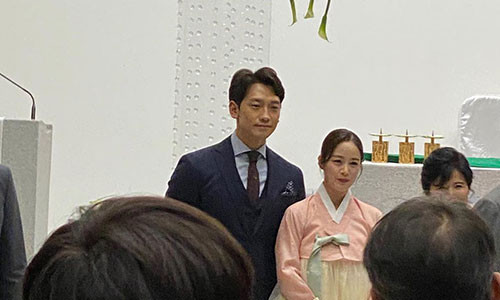 Lo hinh anh hiem hoi cua Bi Rain va Kim Tae Hee trong dam cuoi em trai