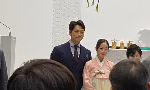 Lo hinh anh hiem hoi cua Bi Rain va Kim Tae Hee trong dam cuoi em trai