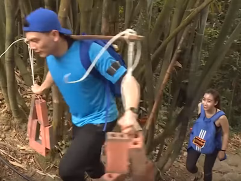 Ở tập 3, khi leo dốc lên chùa, Mỹ Linh đòi hỏi taxi. Đến lúc vác gạch lên núi, Lê Xuân Tiền là người làm nhưng Đỗ Mỹ Linh thay vì đeo ba lô giúp đồng đội lại chỉ đi theo sau.