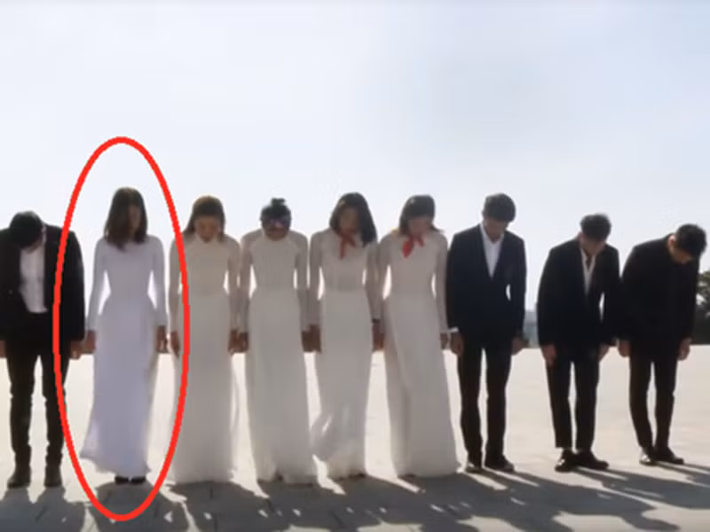 Ở tập 9, Mỹ Linh bị soi vì mặc áo dài trắng hơn so với các người đẹp còn lại. Một số người cho rằng Mỹ Linh cố tình chơi trội. Ảnh: Dân Việt