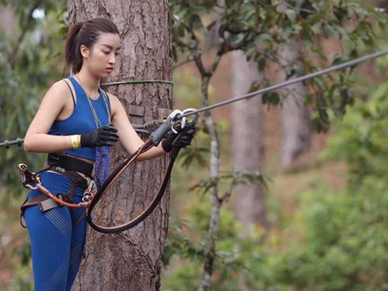 Ở tập 7, trong lúc thực hiện thử thách, Đỗ Mỹ Linh vô tình để lộ dây áo ngực màu đen khi mặc set đồ thể thao màu xanh bó sát. Lỗi trang phục khiến cô một lần nữa mất điểm. Ảnh: Zing