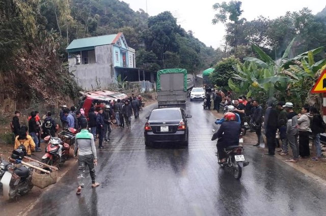 Xe tai phong nhu dien huc lat xe khach tren Quoc lo 6-Hinh-2