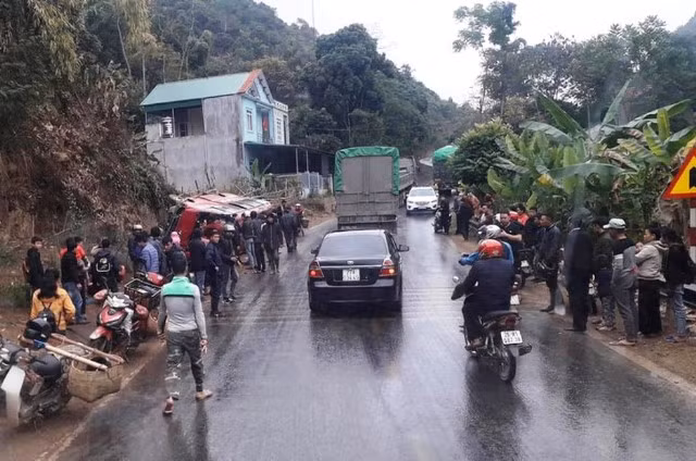 Xe tai phong nhu dien huc lat xe khach tren Quoc lo 6-Hinh-2