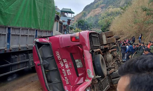 Xe tai phong nhu dien huc lat xe khach tren Quoc lo 6