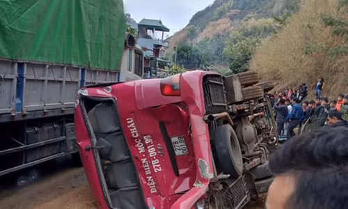 Xe tai phong nhu dien huc lat xe khach tren Quoc lo 6