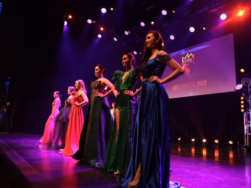 Các thí sinh Hoa hậu Thế giới 2019 đẹp lộng lẫy trong trang phục dạ hội.