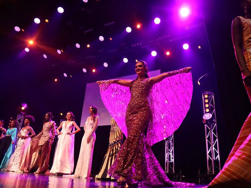 Được biết, mới đây, Hoa hậu Thế giới 2019 tổ chức bữa tiệc từ thiện. Các thí sinh được chọn trình diễn trang phục dạ hội.