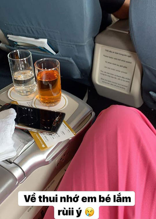 Người đẹp sinh năm 1994 bày tỏ nỗi nhớ con khi đi công tác.