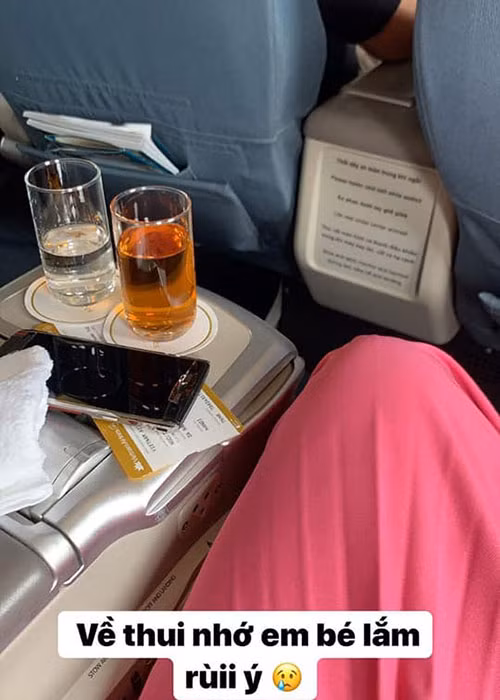 Người đẹp sinh năm 1994 bày tỏ nỗi nhớ con khi đi công tác.