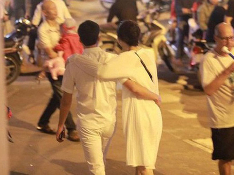 Với Thanh Tú, ông xã chính là mối tình đầu tiên của người đẹp. Trong khi đó, có thông tin Thành Phương từng qua một lần đò và có con riêng.