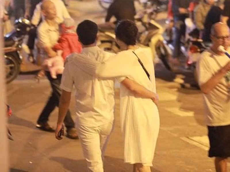 Với Thanh Tú, ông xã chính là mối tình đầu tiên của người đẹp. Trong khi đó, có thông tin Thành Phương từng qua một lần đò và có con riêng.