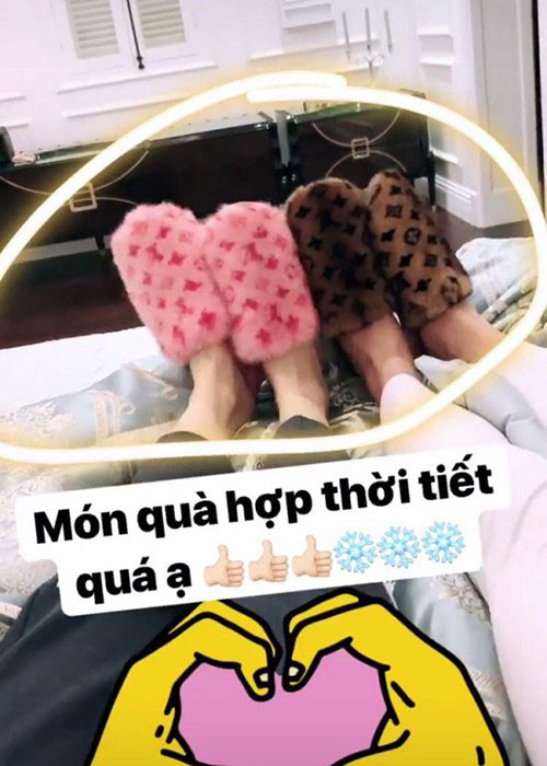 Kỷ niệm 9 tháng bên nhau, Thanh Tú khoe bữa ăn lãng mạn do hai vợ chồng tổ chức trong phòng ngủ và món quà do chị gái của Thanh Tú tặng.