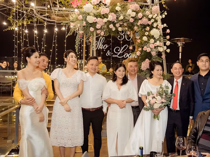 Gần đây, xuất hiện tại bữa tiệc của bố mẹ, vợ chồng Thanh Tú ôm nhau vô cùng tình cảm.